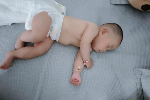 灯塔宝宝头上长痱子 灯塔宝宝头上长痱子